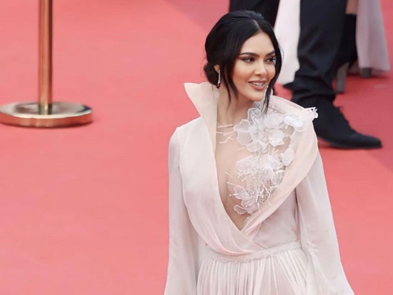 Ravishing Poses Of Esha Gupta